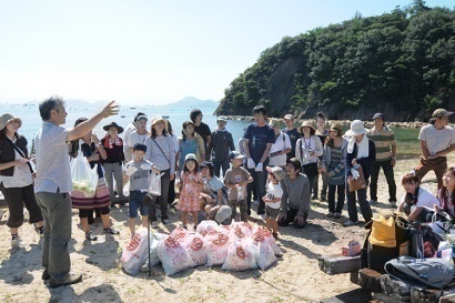 ビーチコーミングや海岸清掃