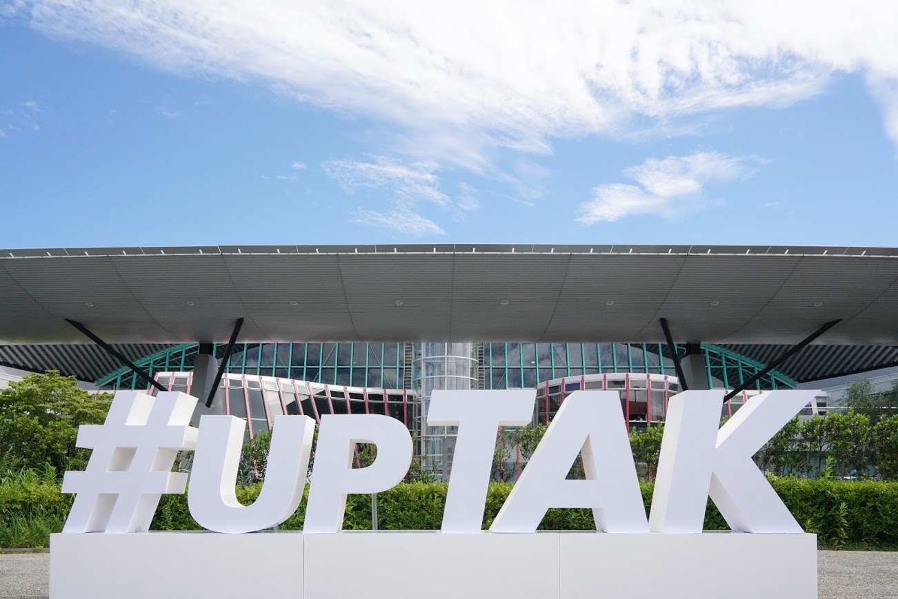 #upTAK モニュメント完成記念撮影会