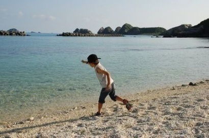 海辺で遊ぶ子ども