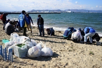 マイクロプラスチックの回収作業中