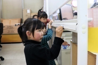 年末掃除を手伝う子どもたち