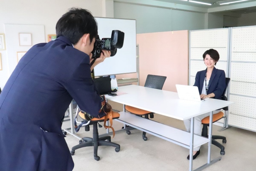 四国新聞日曜PLUS+経済「輝く人」デザイナーの佐藤瑞穂が登場