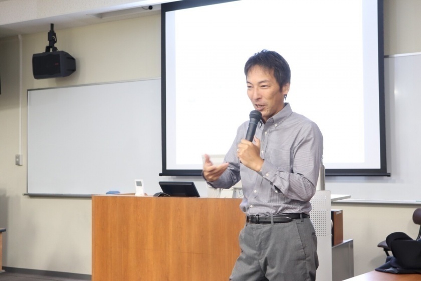 香川大学ビジネススクールで講演するGOFIELD会長の森田