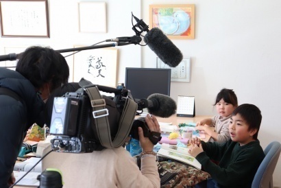 NHK高松にインビューを受けるメンバーの子ども