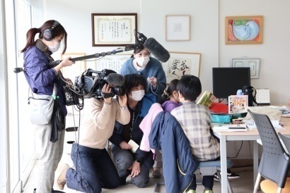 NHK高松にインビューを受けるメンバーの子ども